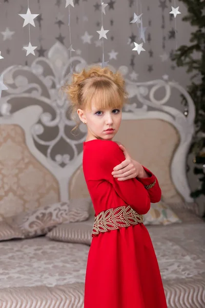 Porträt einer jungen schönen Blondine in einem roten Kleid an der Chris — Stockfoto