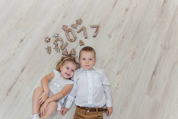 Children playing with gingerbread New Year's Eve — Stock Photo, Image