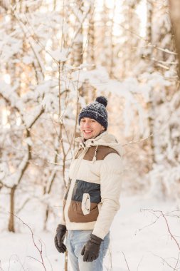Adam kış ormanın içinde bir dinlenme var. 