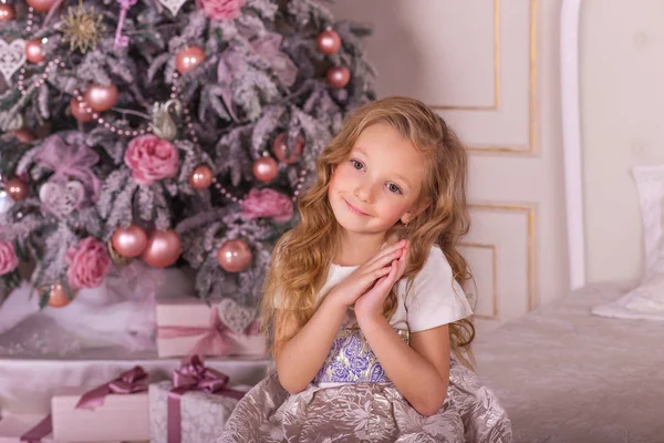 Menina doce em belas decorações de Natal . — Fotografia de Stock