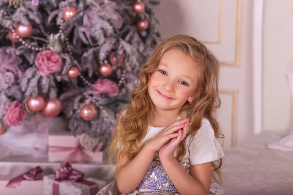 Menina doce em belas decorações de Natal . — Fotografia de Stock