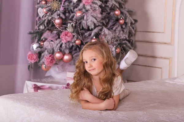 Dolce ragazza in belle decorazioni natalizie . — Foto Stock
