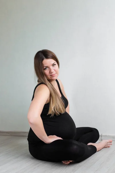 Gravid kvinde venter baby - Stock-foto