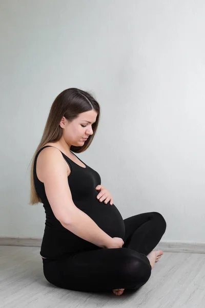 Hamile kadın bekliyor bebek — Stok fotoğraf