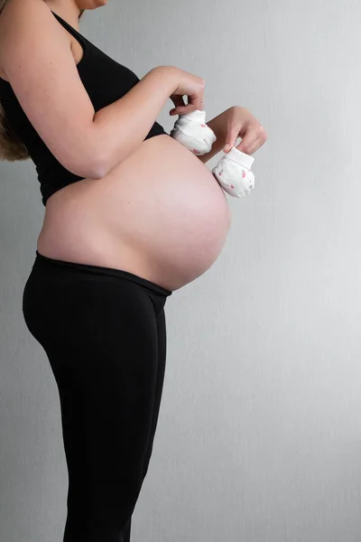 Hamile kadın bekliyor bebek — Stok fotoğraf