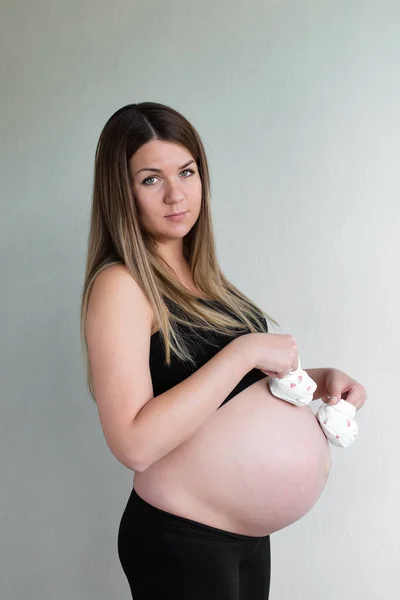 Femme enceinte en attente de bébé — Photo