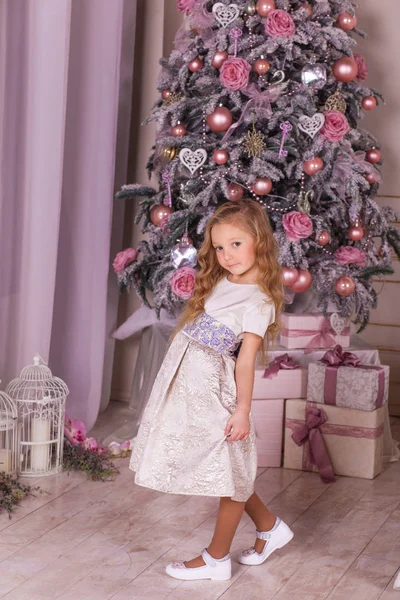Γλυκό κορίτσι σε όμορφες διακοσμήσεις Χριστουγέννων. — Φωτογραφία Αρχείου