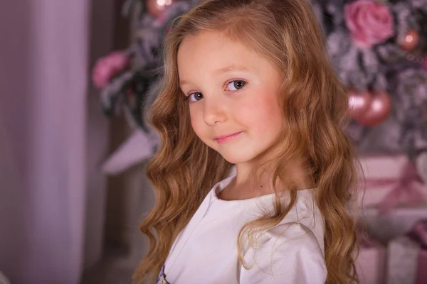 Menina doce em belas decorações de Natal . — Fotografia de Stock