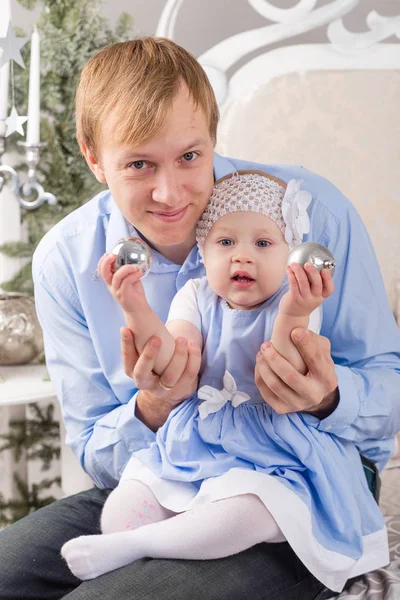 Retrato de un padre y una hija en decoraciones navideñas — Foto de Stock