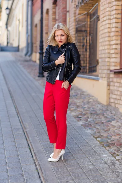 Portrait d'une belle blonde en pantalon rouge — Photo