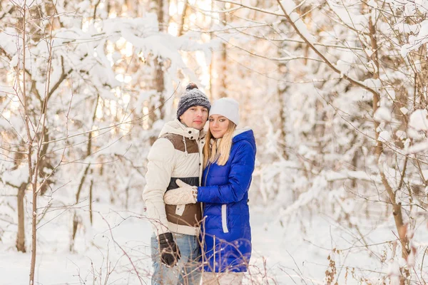 Хлопець і дівчинка відпочивають в зимовому лісі . — стокове фото