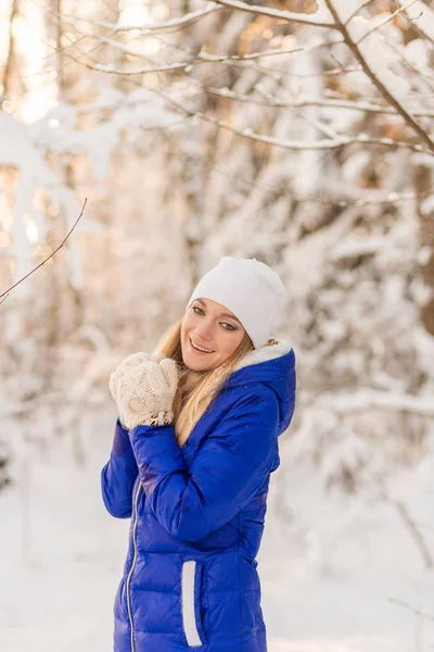 La ragazza ha un riposo nei boschi invernali . — Foto Stock