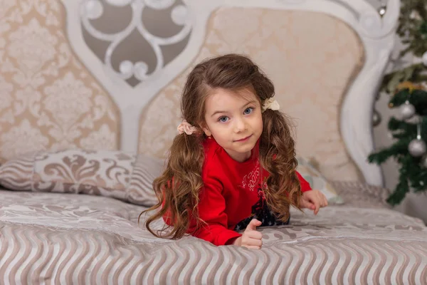 Doce menina de pijama se preparando para a cama — Fotografia de Stock