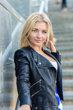 Güzel bir sarışın mavi etek portresi