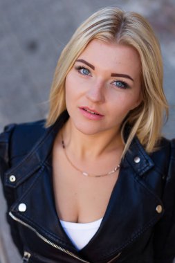 Yaz aylarında açık havada güzel bir sarışın portresi