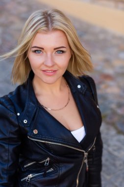 Yaz aylarında açık havada güzel bir sarışın portresi