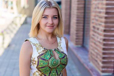 Kırmızı pantolon içinde güzel bir sarışın portresi