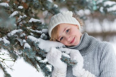 Güzel kız beyaz bir şapka ve eldiven kış kar içinde fo