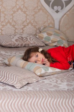 Tatlı kız pijama yatmaya hazırlanıyor
