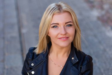 Yaz aylarında açık havada güzel bir sarışın portresi