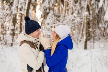 Adam ve kız kış ormanda biraz dinlen. 