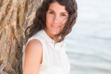 Güzel bir genç kadının portresi.