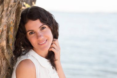 Güzel bir genç kadının portresi.