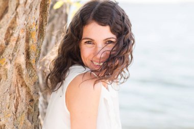 Güzel bir genç kadının portresi.