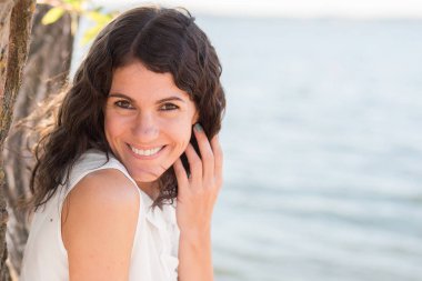 Güzel bir genç kadının portresi.