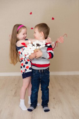 Güzel erkek ve kız kalplerin arka plan üzerinde