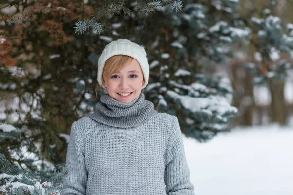 Hermosa chica en un sombrero blanco y manoplas en el invierno nevado fo — Foto de Stock