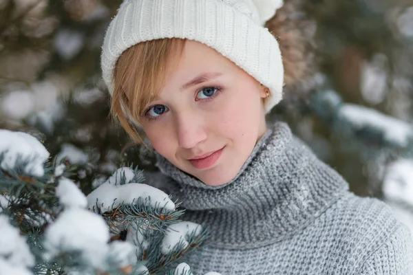 Bella ragazza in un cappello bianco e guanti in inverno nevoso fo — Foto Stock