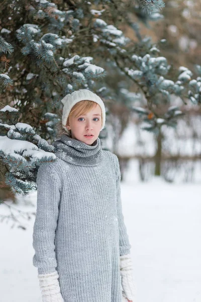 Menina bonita em um chapéu branco e luvas no inverno nevado fo — Fotografia de Stock