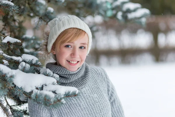 Bella ragazza in un cappello bianco e guanti in inverno nevoso fo — Foto Stock