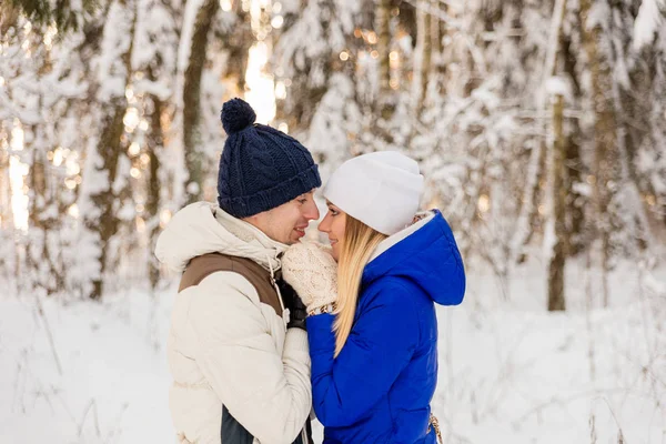 Il tipo e la ragazza hanno un riposo nei boschi invernali . — Foto Stock