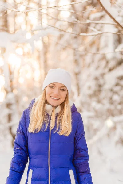 La muchacha descansan en el bosque invernal . — Foto de Stock