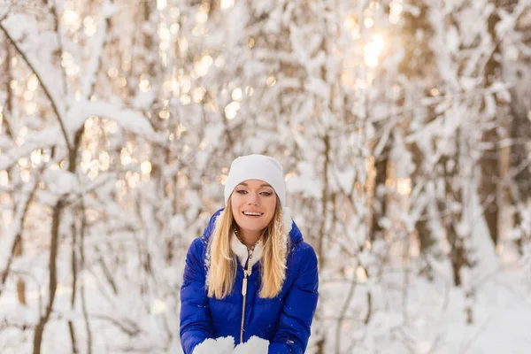 The girl have a rest in the winter woods. — Stock Photo, Image