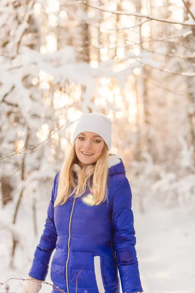 La fille se repose dans les bois d'hiver . — Photo