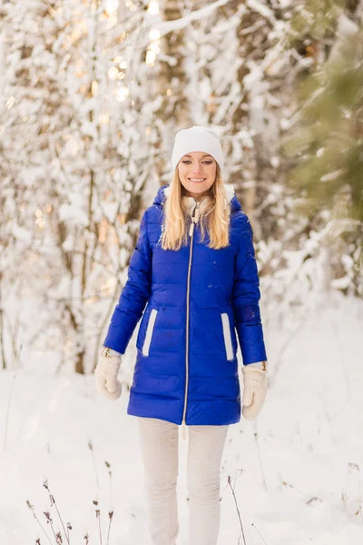 La fille se repose dans les bois d'hiver . — Photo