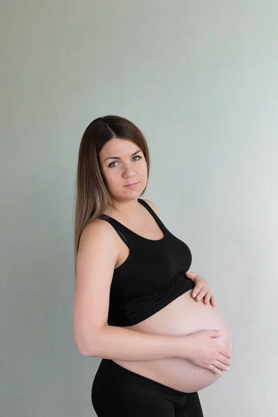 Gravid kvinna väntar på bebis — Stockfoto