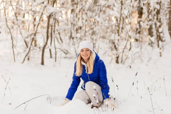 Dziewczyna sobie przerwę w lesie zimą. — Zdjęcie stockowe