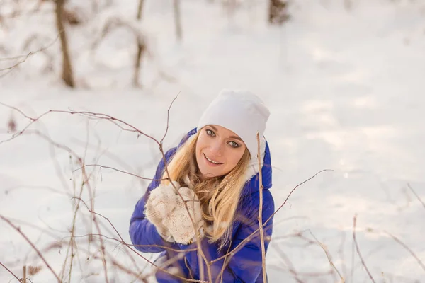 La fille se repose dans les bois d'hiver . — Photo