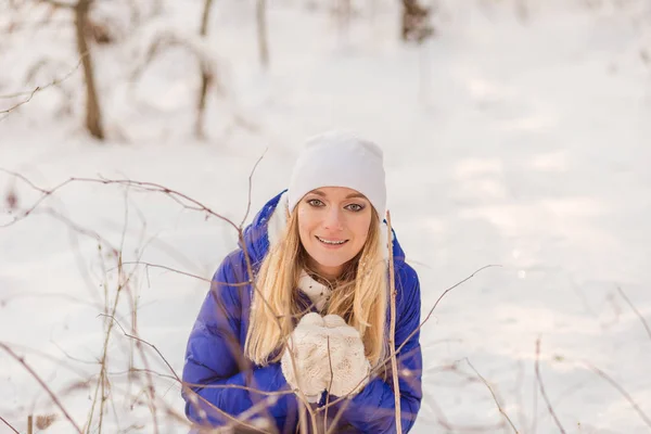 La fille se repose dans les bois d'hiver . — Photo