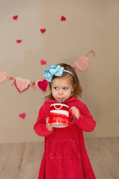 Petite fille mignonne sur le mur de fond d'une maison — Photo