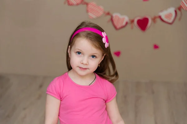 Πορτρέτο του ένα όμορφο κορίτσι σε ένα ροζ σε εσωτερικούς χώρους — Φωτογραφία Αρχείου