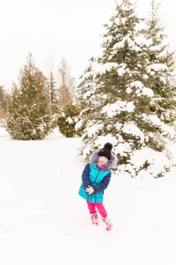Kış ormanın içinde bir kız portresi