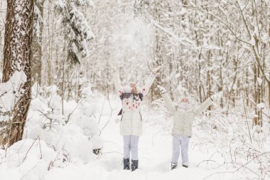 Bir kış ormanda oynayan iki kız arkadaşım. 