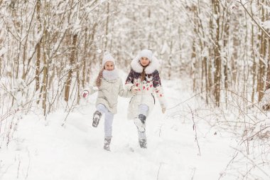 Bir kış ormanda oynayan iki kız arkadaşım. 