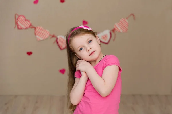 Porträt eines schönen Mädchens in rosa drinnen — Stockfoto