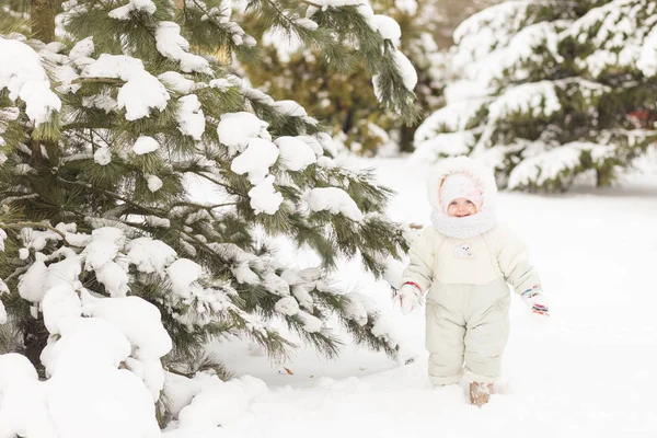 Retrato de uma menina na floresta de inverno — Fotografia de Stock